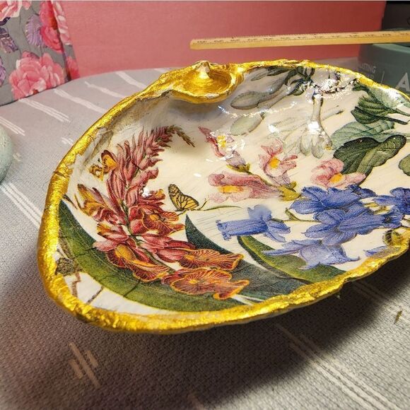 DECOUPAGE CLAM SHELL DECOUPAGE FLOWERS 💐 ON A CLAM SHELL TRINKET DISH - Picture 5 of 10